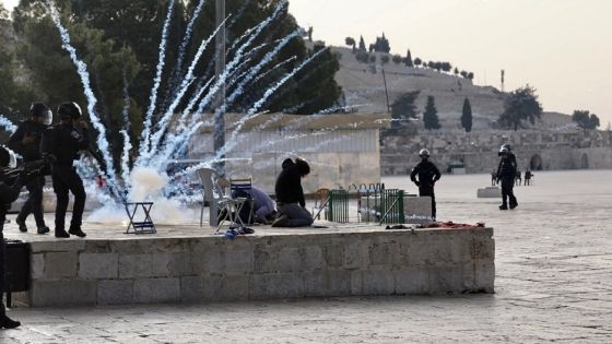 شاهد : جنود الاحتلال يعتدون بوحشية على رجل فلسطيني أمام طفله في الأقصى