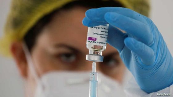 FILE PHOTO: A healthcare worker prepares a dose of the AstraZeneca vaccine against the coronavirus disease (COVID-19) during a vaccination rollout for teachers in Ronda, Spain February 25, 2021. REUTERS/Jon Nazca/File Photo
