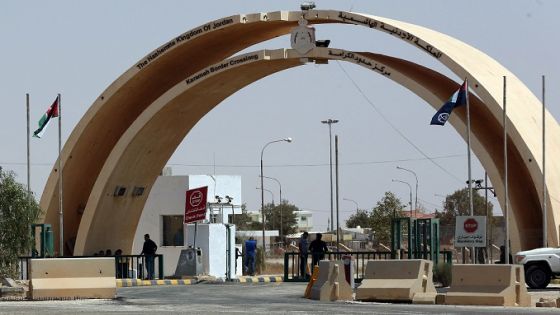 Jordanian security forces stand guard at the Al-Karameh border point with Iraq on August 30, 2017. - Jordan and Iraq reopened their only border crossing, saying security had been restored three years after the Islamic State group seized control of frontier areas. (Photo by Khalil MAZRAAWI / AFP)