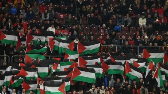 جماهير سويسرا تستفز منتخب الاحتلال بـ100 علم فلسطيني