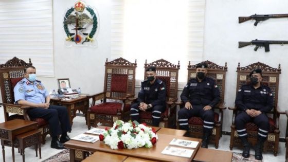 الحواتمة يكرم طاقم دورية نجدة لحسهم الأمني ورفضهم للرشوة