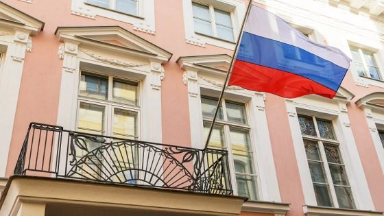 السفارة الروسية في أوكرانيا تنكس العلم فوق مبناها