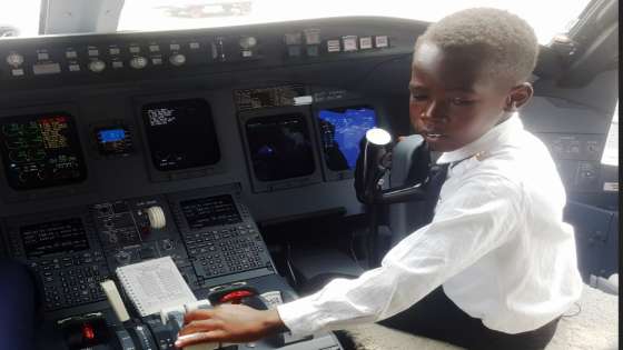 صبي في السابعة يتحول إلى نجم بفضل مواهبه في الطيران