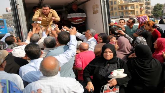 أزمة السكر في مصر.. طوابير وتدافع وارتفاع في الأسعار