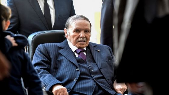Algerian President Abdelaziz Bouteflika is seen heading to vote at a polling station in Algiers on November 23, 2017 as Algeria goes to the polls for local elections. / AFP PHOTO / RYAD KRAMDI
