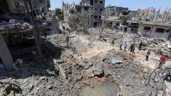 Palestinians gather at the site of destroyed houses in the aftermath of Israeli air and artillery strikes as cross-border violence between the Israeli military and Palestinian militants continues, in the northern Gaza Strip May 14, 2021. REUTERS/Mohammed Salem