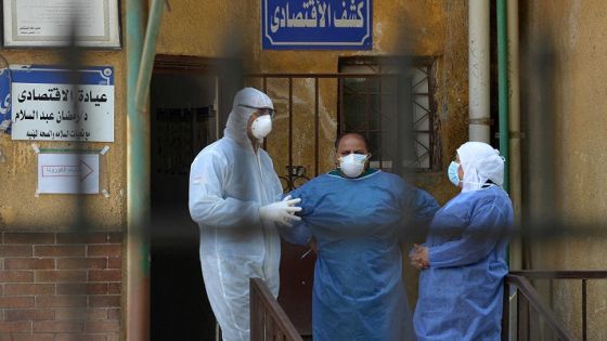 Members of the medical staff at the infectious diseases unit of the Imbaba hospital in the capital Cairo, gather for a break on April 19,2020, during the novel coronavirus pandemic crisis. (Photo by Ahmed HASAN / AFP)
