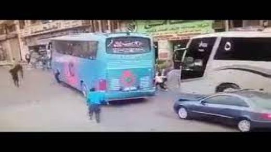 فيديو متداول لتدهور حافلة ركاب على مركبة في العبدلي