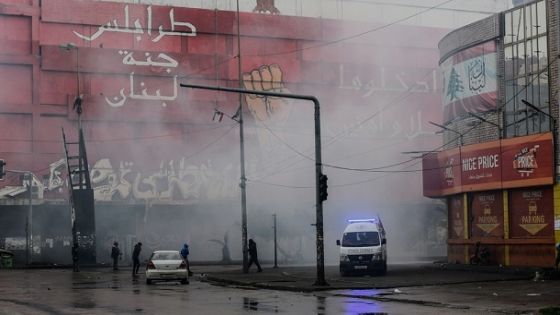 الانهيار دخل مرحلة الخطر .. محتجون يقتحمون مؤسسات حكومية في صيدا وطرابلس