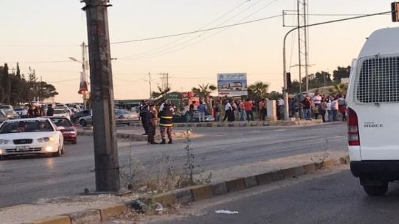 #عاجل ابناء ناعور يغلقون طريق البحر الميت احتجاجا على تجميد العجارمة
