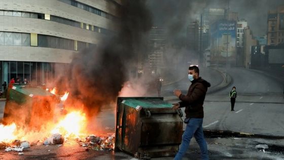 غضب شعبي عارم في لبنان وخوف من تحوّل الاحتجاجات لعنف