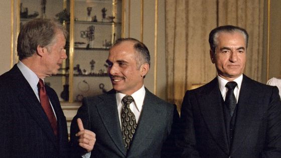 الملك حسين ينصح شاه إيران