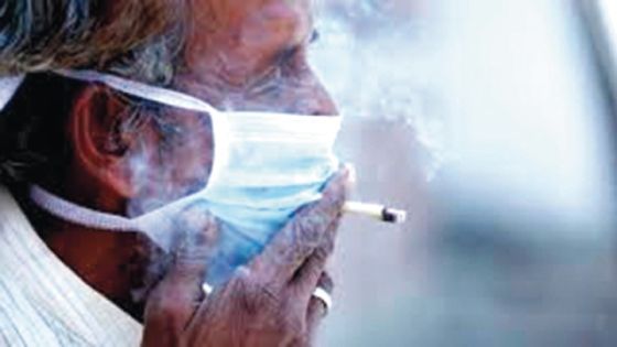 الحكومة: التدخين وكورونا مزيج قاتل