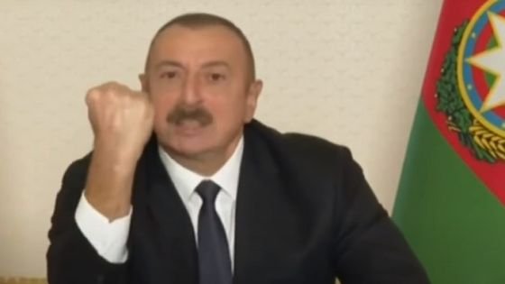 شاهدوا : رئيس أذربيجان يعلن النصر على أرمينيا بطرقة مثيرة