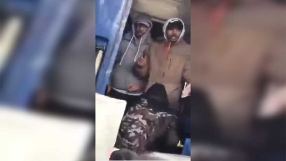 شاهدوا : مغربي يشهر سكيناً ليركب القطار متحدياَ عنصرية أمن أوكرانيا