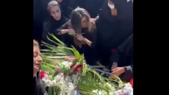 شاهد : شقيقة قتيل باحتجاجات إيران تقص شعرها فوق قبره