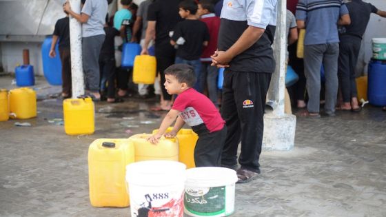 Palestinians collect water, amid the ongoing Israeli-Palestinian conflict in Khan Younis in the southern Gaza Strip, October 14, 2023. REUTERS/Ahmed Zakot