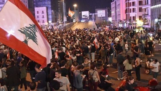 لبنانيون يتظاهرون في بيروت وطرابلس ويرفضون إجراءات الإغلاق