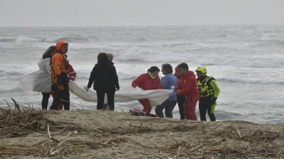 Personale del 118 e della Croce rossa presta soccorso ai superstiti del peschereccio che si è spezzato in due, a "Steccato" di Cutro, nel Crotonese, 26 febbraio 2023. I circa cinquanta superstiti trovati sulla spiaggia hanno raccontato ai soccorritori, infatti, che sul peschereccio su cui viaggiavano, che si è spezzato in due a causa del mare molto mosso, erano almeno in 250. ANSA/GIUSEPPE PIPITA