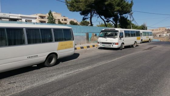 وقفة احتجاجية لسائقي ومشغلي حافلات النقل العام في الكرك