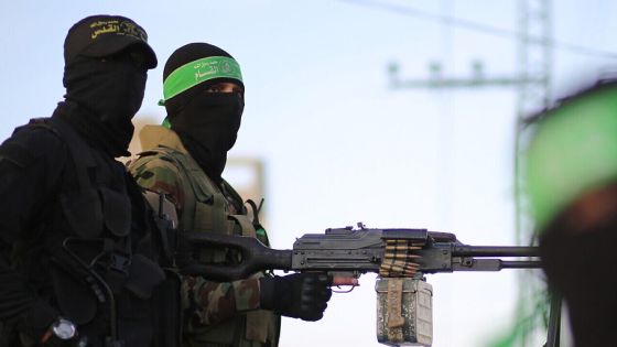 Palestinian militants of Ezzeddin al-Qassam brigades, loyal to Hamas movement, and Al-Quds brigades, loyal to Islamic Jihad movement, distribute dates and water to Palestinians, in Gaza city, during the holy month of Ramadan. Photo by Hassan Jedi/Flash90 *** Local Caption *** øîàãï
øîãï
ôìñèéðéí
ìåçîéí
çîàñ
òæä
øöåòú òæä
â'éäàã àéñìîé
àì ÷åãñ