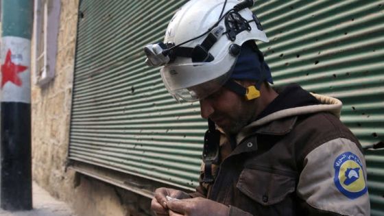 A Civil Defence member rolls a cigarette in a rebel-held area of Aleppo, Syria December 8, 2016. REUTERS/Abdalrhman Ismail - RC153EB0CE80