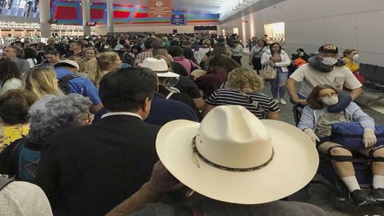 En esta imagen proporcionada por Austin Boschen, gente esperando a pasar la aduana en el Aeropuerto Internacional de Dallas Fort Worth en Grapevine, Texas, el sábado 14 de marzo de 2020. Saturday, March 14, 2020. (Austin Boschen via AP)