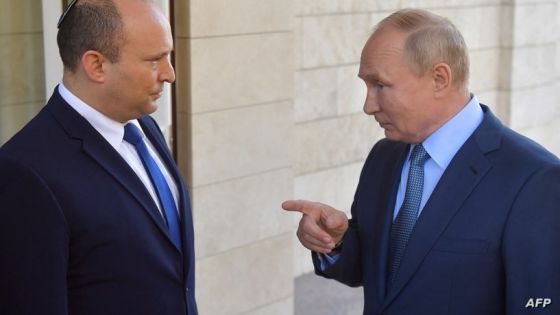 Russian President Vladimir Putin (R) speaks with Israeli Prime Minister Naftali Bennett during their meeting, in Sochi, on October 22, 2021. (Photo by Yevgeny BIYATOV / Sputnik / AFP)