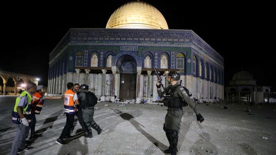 An Israeli policeman scuffles with a Palestinian in front of the Dome of the Rock during clashes at a compound known to Muslims as Noble Sanctuary and to Jews as Temple Mount, amid tension over the possible eviction of several Palestinian families from homes on land claimed by Jewish settlers in the Sheikh Jarrah neighbourhood, in Jerusalem's Old City, May 7, 2021. REUTERS/Ammar Awad