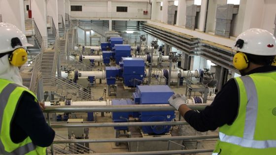 Workers look at the pumping station of the Disi water Project in Amman on March 13, 2018.
Israel and Jordan have long pursued a common goal to stop the Dead Sea from shrinking while slating their common need of drinking water: a pipeline from the Red Sea some 200 kilometres away. Geopolitical tensions have stalled efforts to break ground on the ambitious project for years, but the end of the latest diplomatic spat has backers hoping a final accord may now be in sight. / AFP PHOTO / AHMAD ABDO (Photo credit should read AHMAD ABDO/AFP/Getty Images)