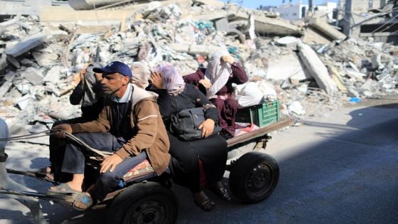 غزة 13 أكتوبر 2023 (شينخوا) في الصورة الملتقطة يوم 13 أكتوبر 2023، فرار فلسطينيين من منازلهم متجهين إلى جنوبي قطاع غزة. أمر جيش الدفاع الإسرائيلي، اليوم (الجمعة)، سكان مدينة غزة بالجلاء إلى المنطقة الجنوبية من القطاع الساحلي قبل هجوم بري إسرائيلي محتمل.