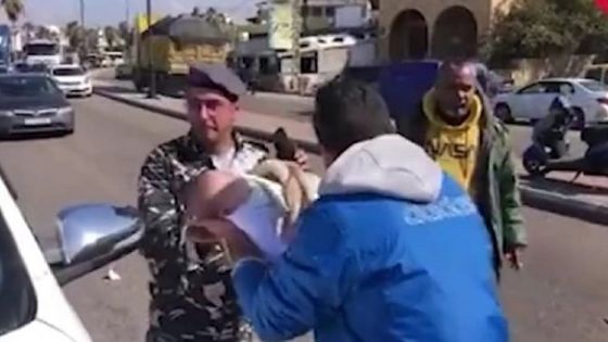 فيديو يفطر القلب.. عربي يريد التخلي عن طفلته بسبب الفقر