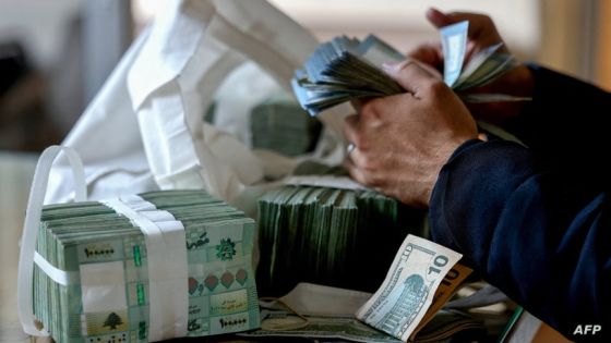 A clerk counts Lebanese pounds at a currency exchange office in Lebanon's capital Beirut, on January 20, 2023. - Two independent Lebanese lawmakers have spent the night in parliament to press for the election of a new president, as factional deadlock leaves the country largely leaderless amid a deepening economic crisis. (Photo by JOSEPH EID / AFP)