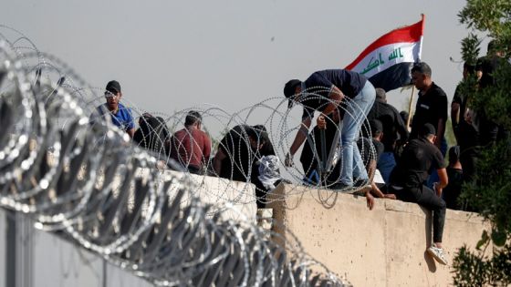 Supporters of Iraqi populist leader Moqtada al-Sadr protest at the Green Zone in Baghdad, Iraq August 29, 2022. REUTERS/Thaier Al-Sudani