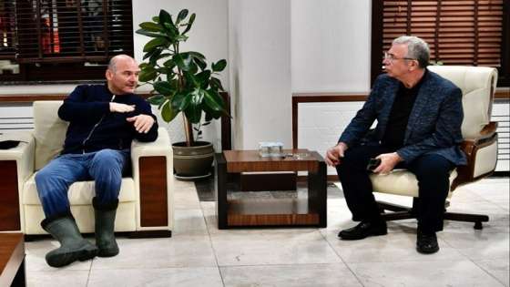 وزير الداخليّة التركي بحذاء وسروال مُبلّلين.. ما القصّة؟