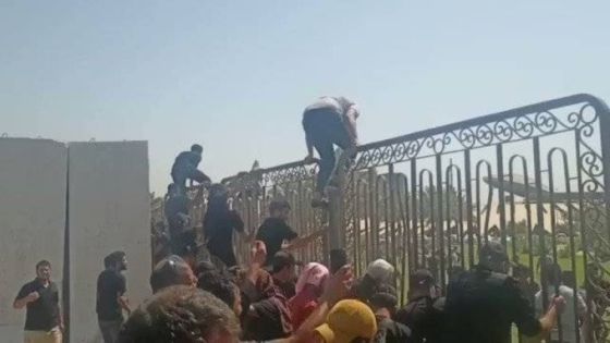 فرض حظر التجول في بغداد وأنصار الصدر يقتحمون القصر الجمهوري