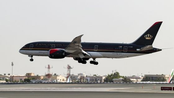 This picture taken on July 8, 2020 shows a Royal Jordanian Airlines Boeing 787-8 Dreamliner aircraft landing at Dubai International Airport (DXB), serving the Gulf emirate of Dubai, during a government-organised helicopter tour. (Photo by KARIM SAHIB / AFP)