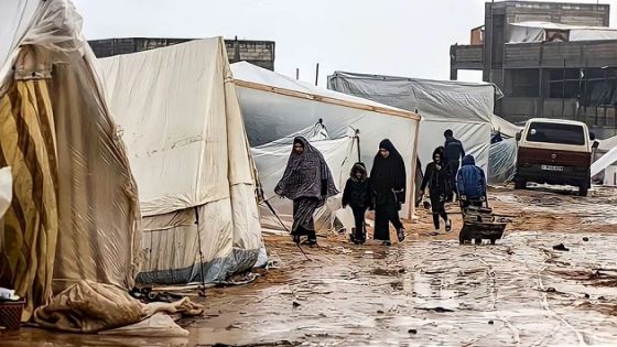 أغرقت الخيام والطرق.. الأمطار تفاقم معاناة النازحين في غزة