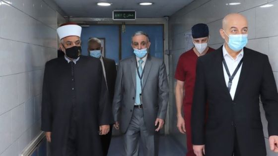 وزير الأوقاف يتفقد الخدمات الطبية في مستشفى المقاصد الخيرية