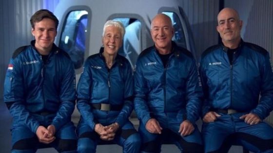 شاهدوا : أغنى رجال العالم جيف بيزوس يتوجه إلى الفضاء