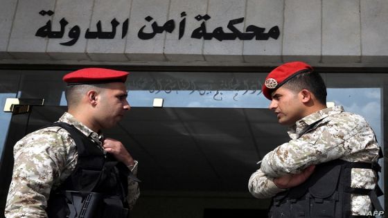 Jordanian security forces stand guard outside a military court as members of a cell accused of involvement in a shooting attack in 2016 go on trial at the military State Security Court in the Jordanian capital of Amman on November 13, 2018. - The Jordanian court today sentenced 10 people to prison terms of between three years and life in connection with the deadly December 2016 attack claimed by the Islamic State (IS) group. The shooting attack in Karak, site of one of the region's largest Crusader castles, killed seven policemen and two Jordanian civilians as well as a female Canadian tourist, and wounded 34 other people. (Photo by Khalil MAZRAAWI / AFP)
