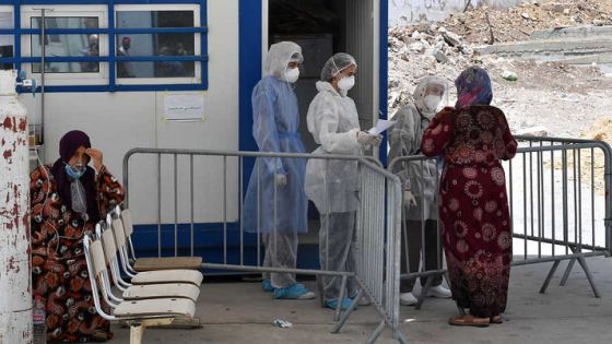 Tunisian women infected by the Covid-19 coronavirus receive oxygen as a first aid at a hospital in the northwestern town of Beja on June 22, 2021 as Tunisia's health authorities cope with a spike in Covid-19 cases in the area. (Photo by FETHI BELAID / AFP)