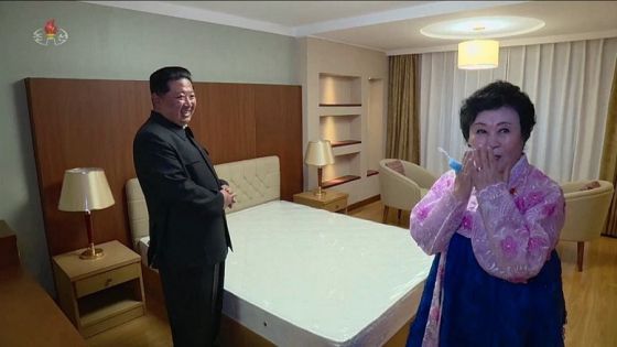 شاهد : الزعيم الكوري الشمالي يُهدي أشهر مذيعة أخبار منزلاً فاخراً