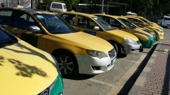 سائقو التاكسي الأصفر ينفذون وقفة احتجاجية أمام النقل