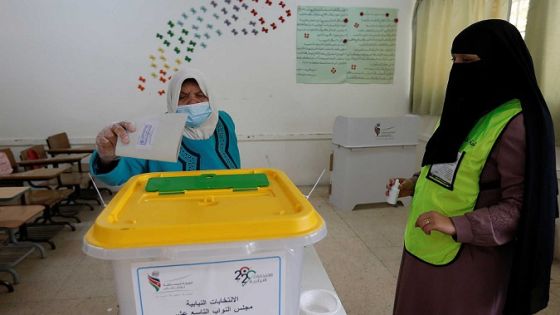 A woman casts her vote during parliamentary elections, amid fears over rising number of the coronavirus disease (COVID-19) cases, in Amman, Jordan November 10, 2020. REUTERS/Muhammad Hamed