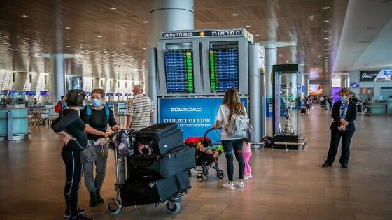 Travellers at the Ben Gurion International Airport near Tel Aviv on April 18, 2021. Photo by Yossi Aloni/Flash90 *** Local Caption *** וירוס
קורונה
מגפה
שדה תעופה
מסכות
מסכה
בן גוריון