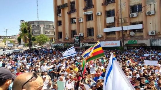 أعلام درزية وإسرائيلية في مظاهرة بالسويداء تدعو إلى تقرير المصير