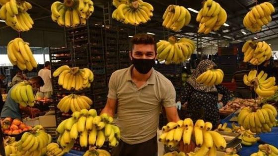 شاهد الفيديو: أكل الموز يسبّب أزمة بين تركيا وسوريا