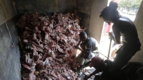 صورة شخص يبحث عن اللحم وسط أكوام العظام في البرازيل تهز العالم