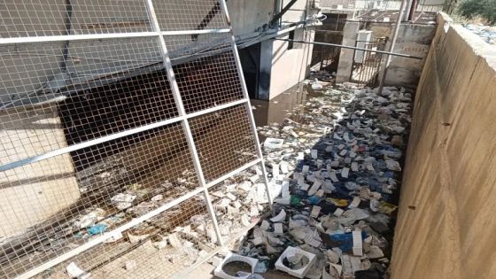 مياه الصرف الصحي تهدد بناية تجارية في إربد